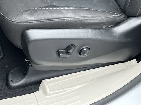 Used 2023 Chrysler Voyager LX image 9