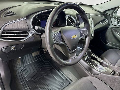 Used 2017 Chevrolet Malibu LT w/ Driver Confidence Package FWD image 9