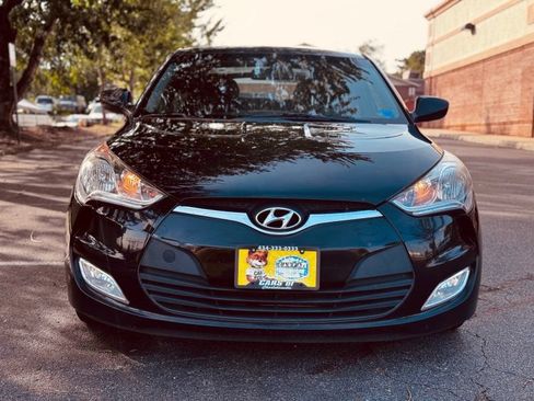 Used 2017 Hyundai Veloster FWD image 2
