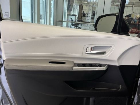 Used 2025 Toyota Sienna XLE image 8