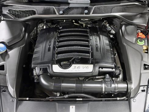 Used 2014 Porsche Cayenne Platinum Edition image 37