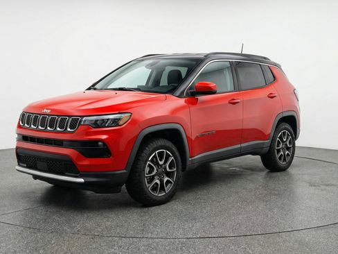 Used 2025 Jeep Compass Trailhawk image 3