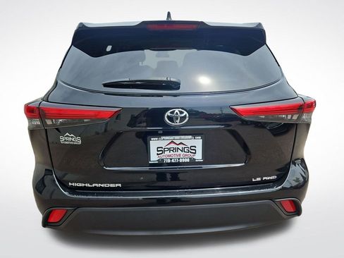 Used 2023 Toyota Highlander LE AWD/4WD image 4