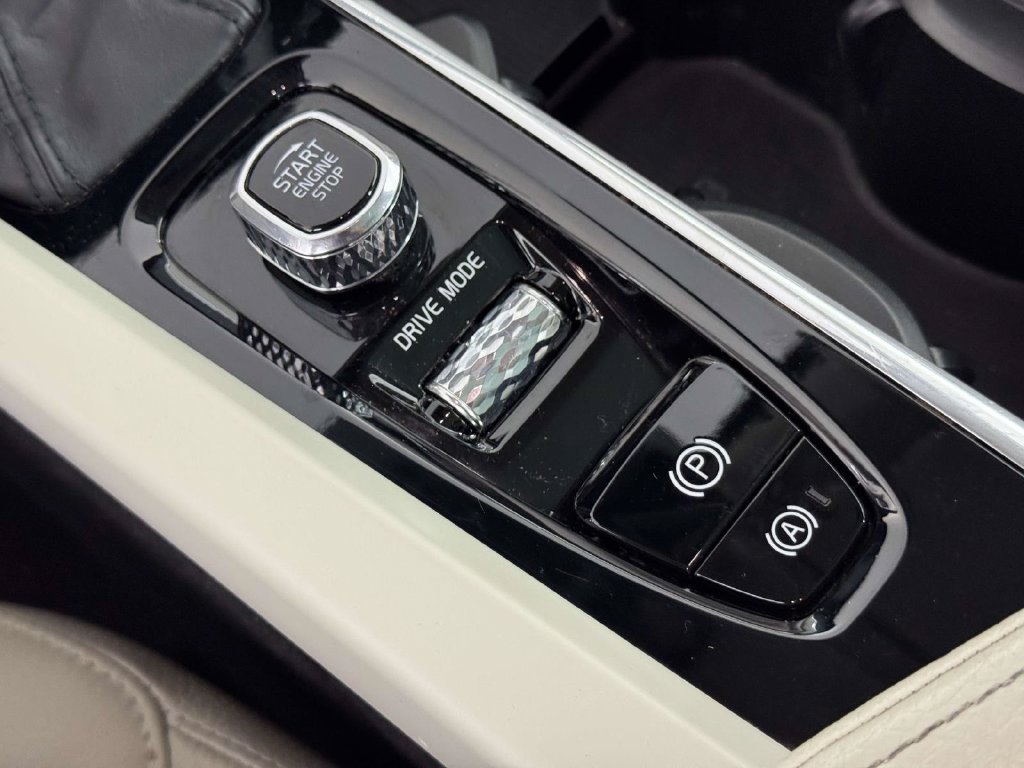 Used 2021 Volvo XC60 T5 Momentum w/ Premium Package AWD/4WD image 29