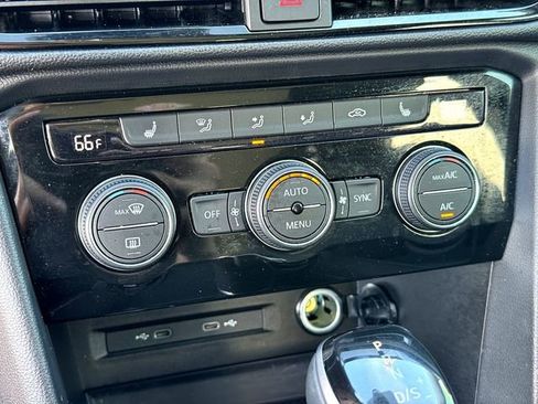 Used 2024 Volkswagen Taos SE w/ Panoramic Sunroof Package image 19