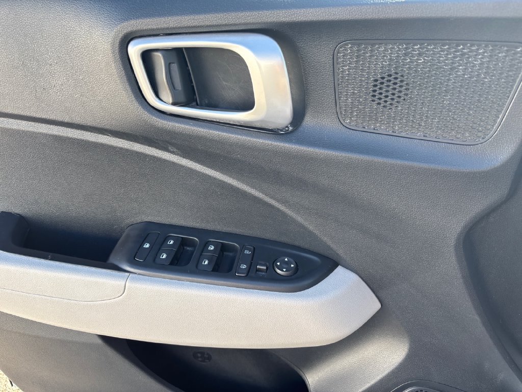 Used 2025 Hyundai Venue SEL FWD image 18