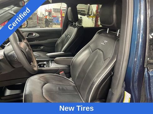 Used 2025 Chrysler Pacifica Limited FWD image 11