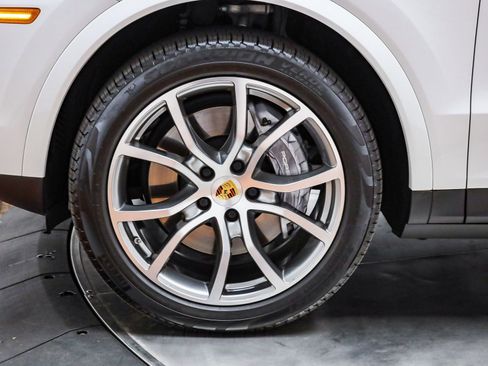 Used 2022 Porsche Cayenne Platinum Edition image 10