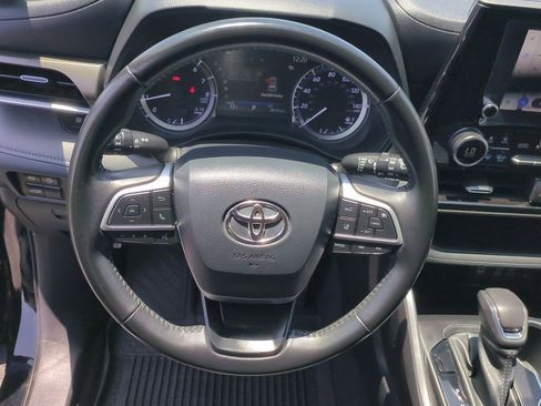 Used 2023 Toyota Highlander LE FWD image 11