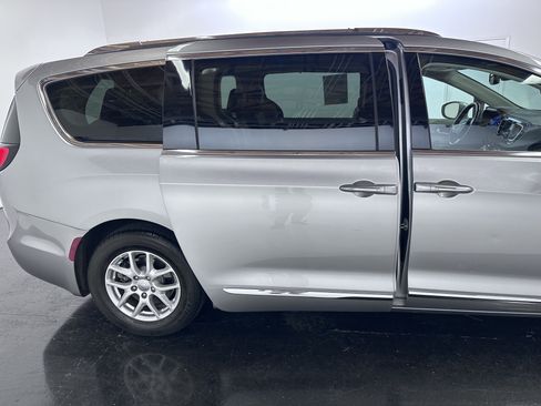 Used 2020 Chrysler Pacifica Touring-L FWD image 42