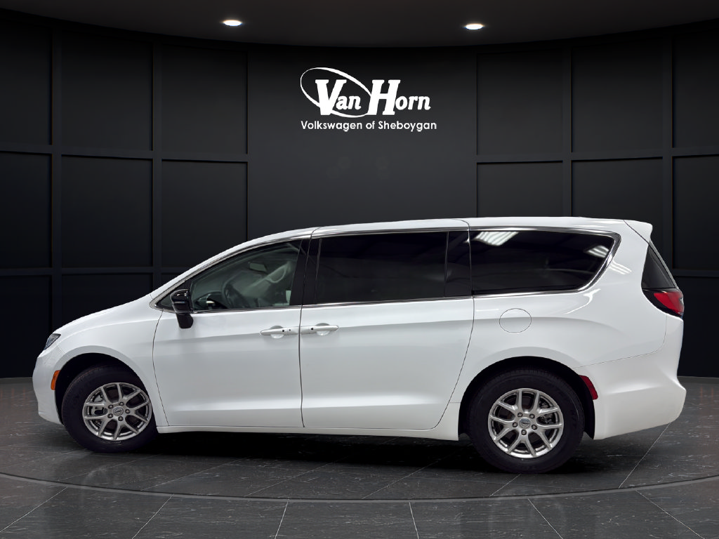 Used 2024 Chrysler Pacifica Touring-L FWD image 4