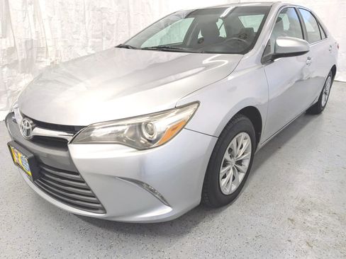 Used 2015 Toyota Camry LE image 2