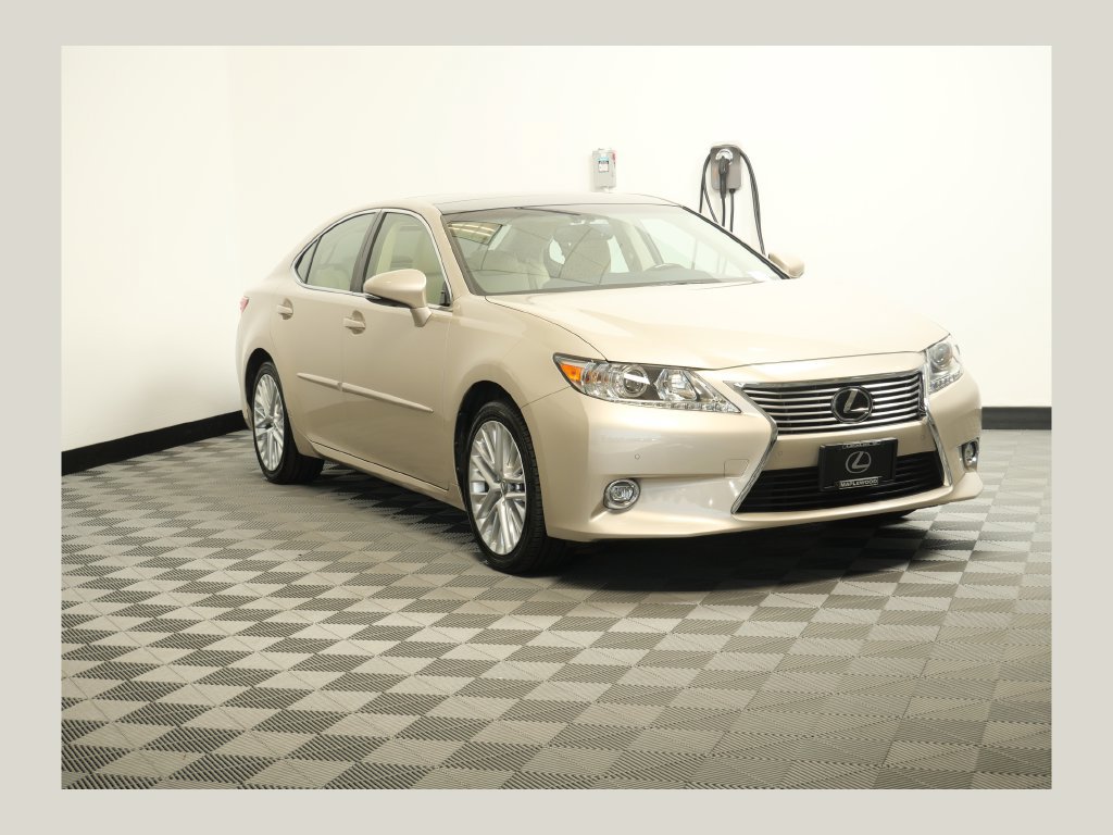 Used 2015 Lexus ES 350 w/ Ultra Luxury Package FWD image 1