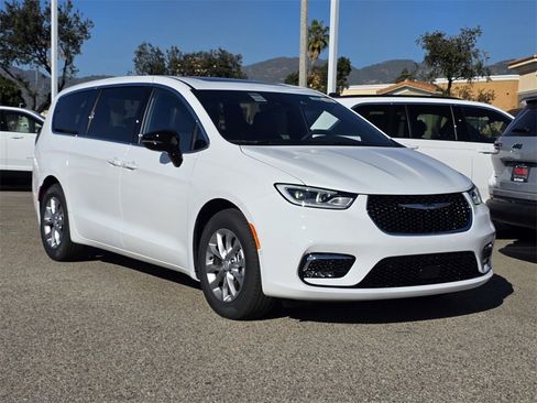 New 2026 Chrysler Pacifica Limited image 1