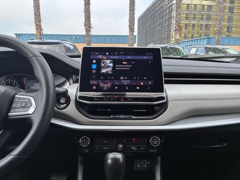 Used 2025 Jeep Compass Limited image 17