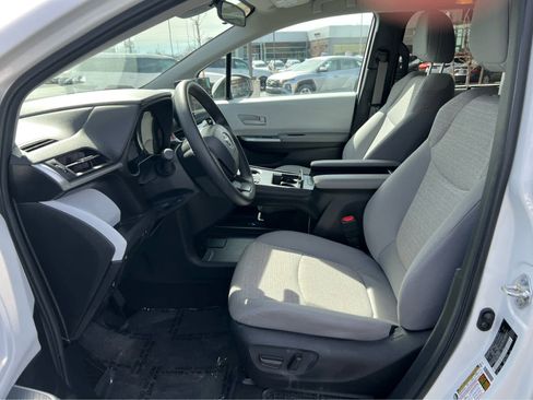 Used 2025 Toyota Sienna LE image 26