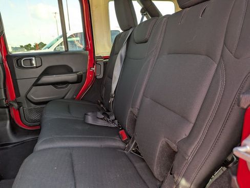Used 2018 Jeep Wrangler Unlimited Sahara AWD/4WD image 13