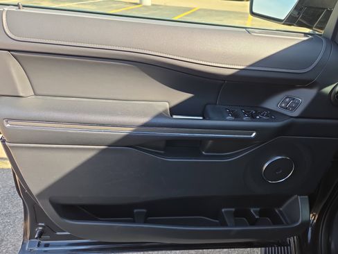 Used 2024 Ford Expedition Max XLT image 6