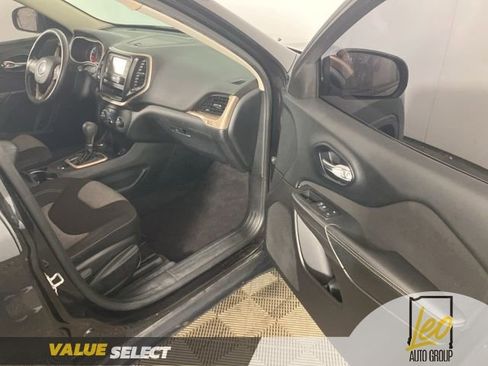 Used 2016 Jeep Cherokee Sport AWD/4WD image 17