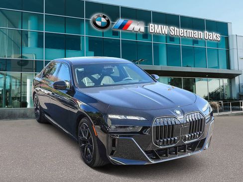 Used 2025 BMW 760i xDrive image 3