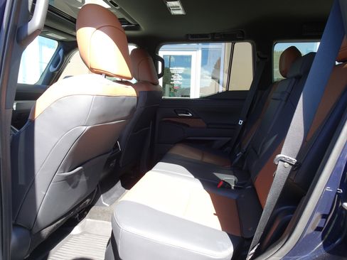 Used 2024 Lexus GX 550 w/ Accessory Package (2T) AWD/4WD image 16