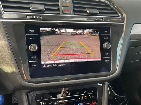 Used 2022 Volkswagen Tiguan SE w/ Panoramic Sunroof Package image 26