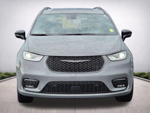 Used 2025 Chrysler Pacifica Limited AWD/4WD image 3