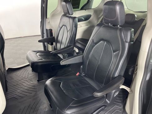 Used 2019 Chrysler Pacifica Touring-L FWD image 40