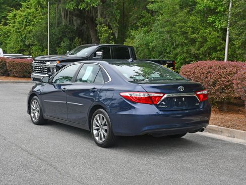 Used 2016 Toyota Camry XLE w/ Moonroof Package FWD image 3
