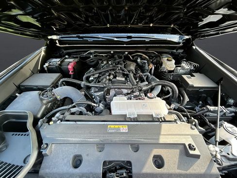 Certified 2025 Toyota Tacoma TRD Off-Road AWD/4WD image 33