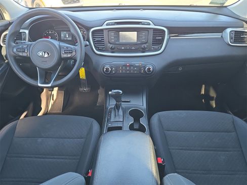 Used 2017 Kia Sorento LX image 9