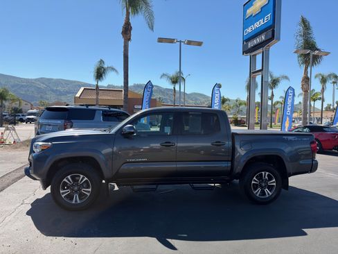 Used 2018 Toyota Tacoma TRD Sport w/ Technology Package image 5