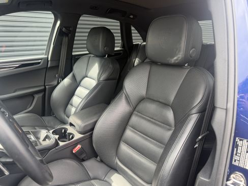 Used 2025 Porsche Macan AWD/4WD image 5
