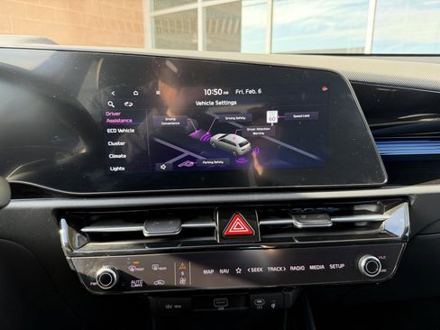 Used 2024 Kia Niro EX image 25