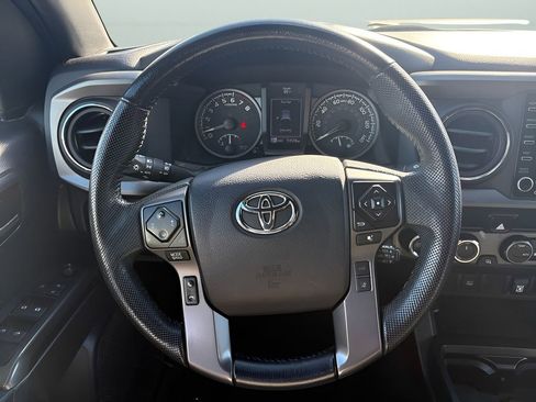Used 2022 Toyota Tacoma TRD Off-Road image 12