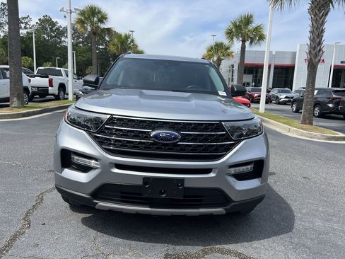 Used 2022 Ford Explorer XLT w/ Equipment Group 202A AWD/4WD image 3