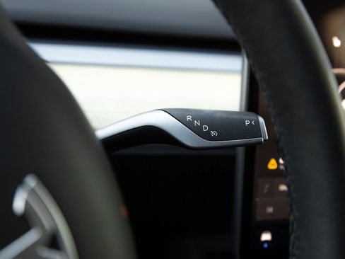 Used 2024 Tesla Model Y 2WD image 16