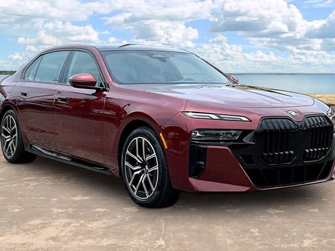 Used 2023 BMW 740i w/ Parking Assistance Package RWD image 3