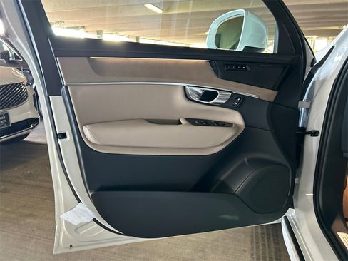 New 2026 Volvo XC90 B6 Plus w/ Protection Package Premier image 9