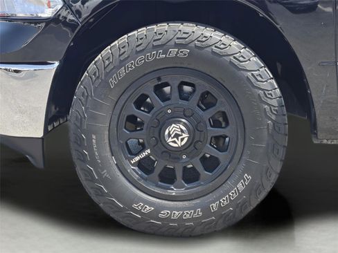 Used 2020 RAM 1500 Classic SLT RWD image 11