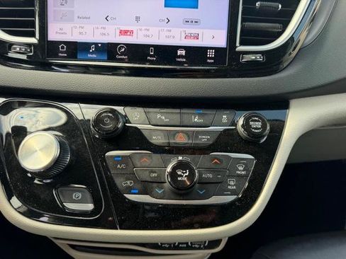 Used 2023 Chrysler Pacifica Touring-L FWD image 18