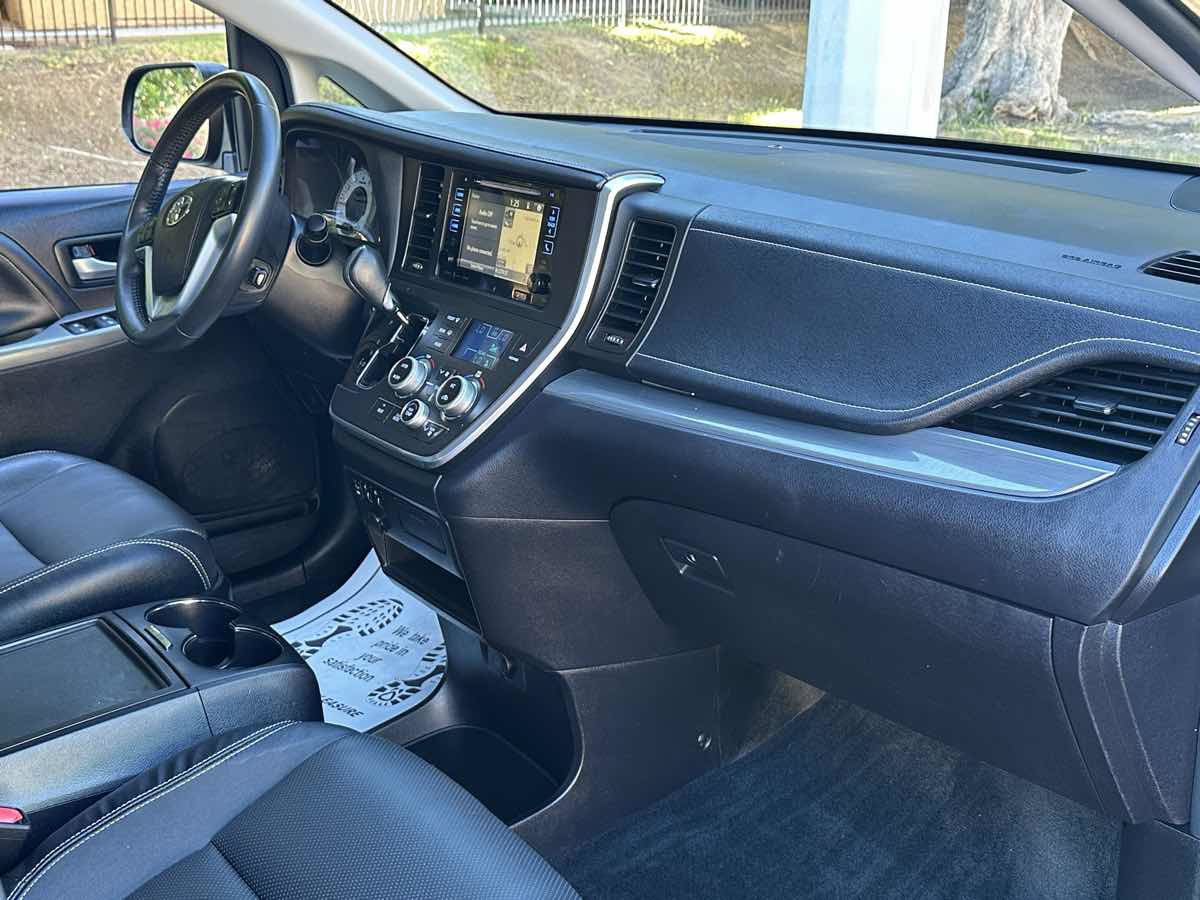 Used 2017 Toyota Sienna SE w/ SE Preferred Package FWD image 25