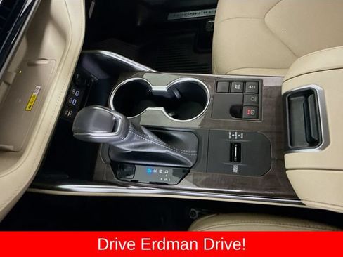 Used 2023 Toyota Highlander Limited FWD image 19