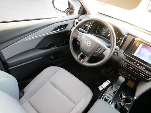 Certified 2025 Toyota Camry LE image 9