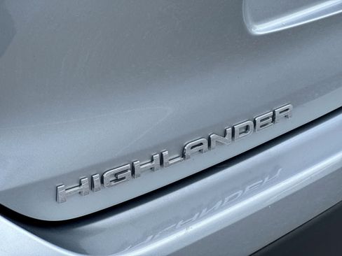Used 2025 Toyota Highlander XLE FWD image 19