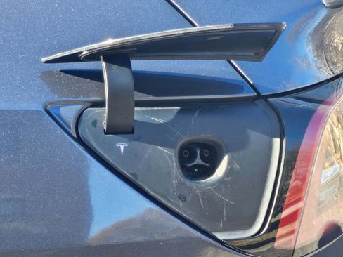 Used 2022 Tesla Model Y Performance image 23