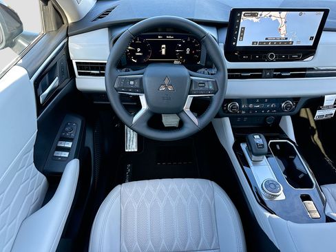 New 2025 Mitsubishi Outlander SEL image 16