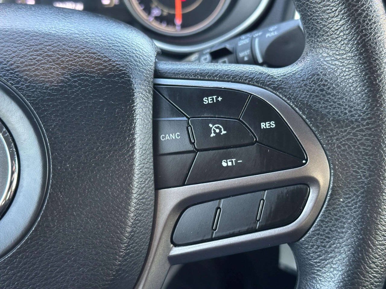 Used 2020 Jeep Cherokee Latitude FWD image 31