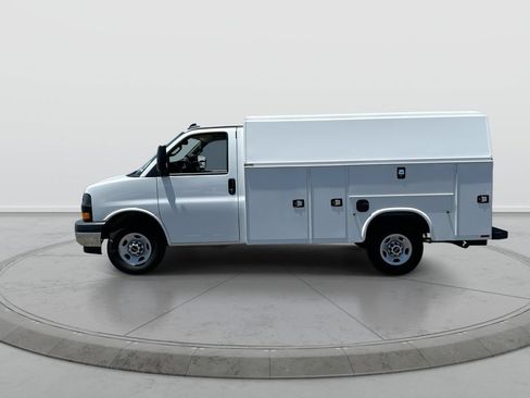 New 2025 GMC Savana 3500 w/ Power Convenience Package RWD image 5