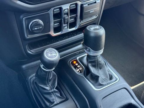 Used 2024 Jeep Wrangler Unlimited Sahara AWD/4WD image 16